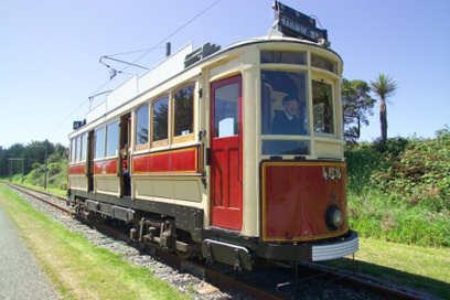 Straßenbahn auf dem Weg zur Küste